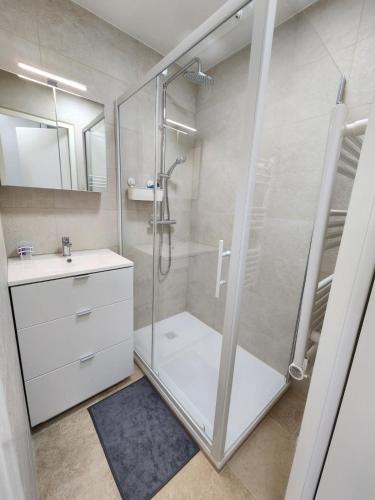 une salle de bain avec douche et lavabo dans l'établissement Nouveau Douceur à Bandol, à Bandol