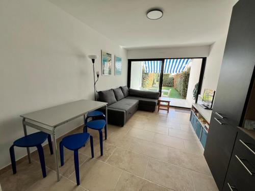 un salon avec un canapé, une table et des chaises dans l'établissement Nouveau Douceur à Bandol, à Bandol