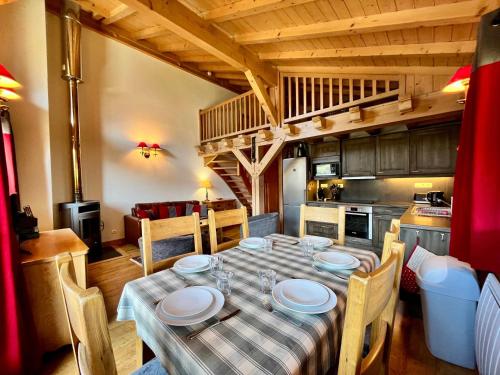 une salle à manger avec une table et une cuisine dans l'établissement Chalet moderne 3 chambres avec balcon et garage à Samoëns - FR-1-624-25, à Samoëns