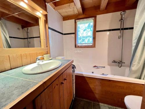 une salle de bain avec un lavabo et une baignoire dans l'établissement Chalet moderne 3 chambres avec balcon et garage à Samoëns - FR-1-624-25, à Samoëns