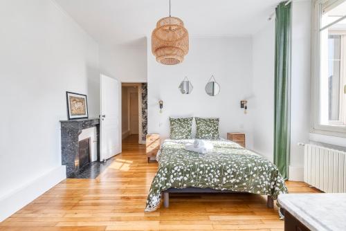 une chambre blanche avec un lit et une cheminée dans l'établissement Le Solaris, Free Parking, 10 min SNCF Station, à Angers