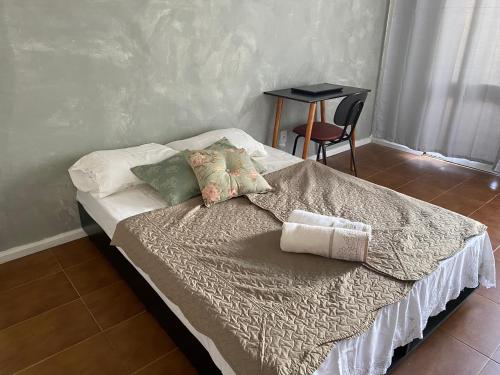 ein Bett in einem Schlafzimmer mit einem Handtuch darauf in der Unterkunft Quarto a 150m da Praia do Farol da Barra II in Salvador