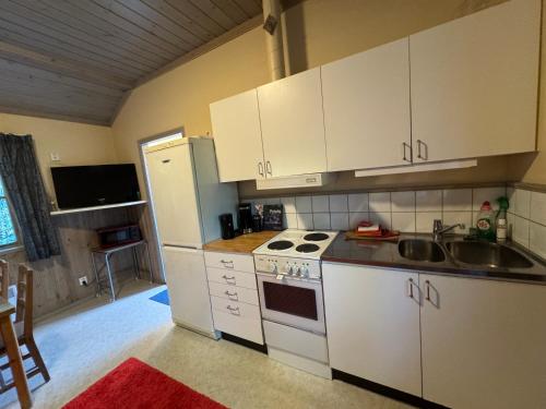 Kuchyň nebo kuchyňský kout v ubytování Stuga på en vacker campingplats