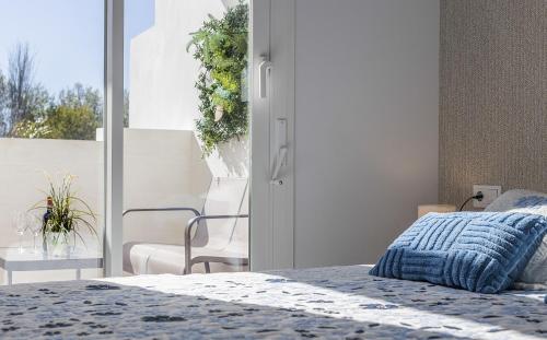 Ένα ή περισσότερα κρεβάτια σε δωμάτιο στο Chic & Bright Costa Ballena Getaway