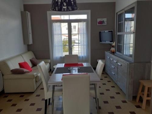 un salon avec une table et un canapé dans l'établissement Villa de plain pied à 300m de la plage, terrain clos, garage, 2 chambres, tout confort. - FR-1-324-552, à Saint-Gilles-Croix-de-Vie