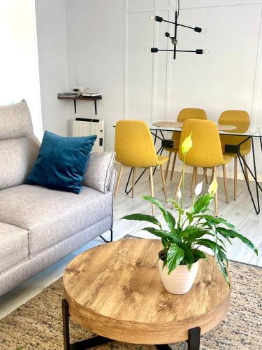 NEW Gorgeous Central Apartment - Beachfront - 3 BD