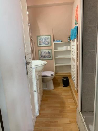 une salle de bain avec toilettes et lavabo dans l'établissement Charming flat middle of Trouville, 150m from beach, à Trouville-sur-Mer