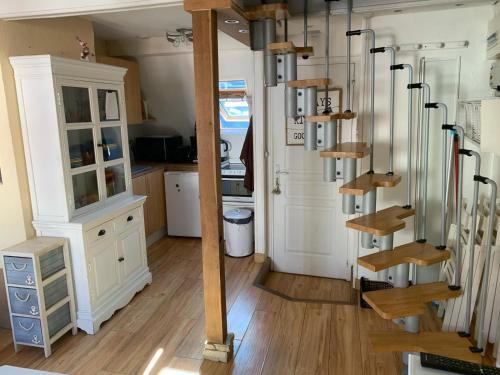 une chambre avec des escaliers en bois dans une cuisine avec un escalier. dans l'établissement Charming flat middle of Trouville, 150m from beach, à Trouville-sur-Mer