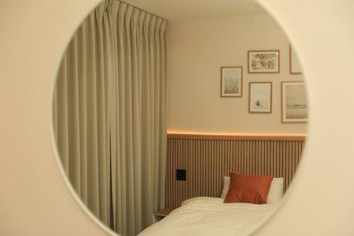 a bedroom with a bed and a mirror at 興津ビーチサイドヴィラ 勝浦 - Okitsu Beachside Villa - Katsuura in Katsuura