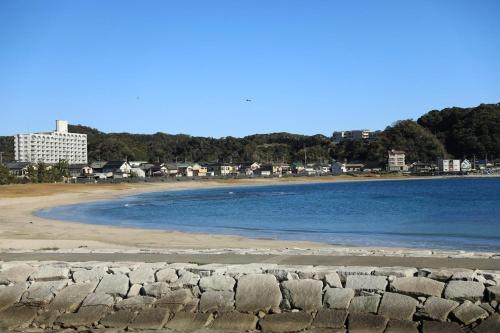 a view of a beach with buildings in the background at 興津ビーチサイドヴィラ 勝浦 - Okitsu Beachside Villa - Katsuura in Katsuura