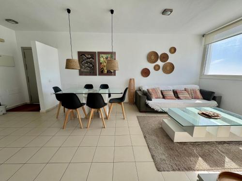 a living room with a table and a couch at Moderno apartamento con vistas al mar in Las Negras