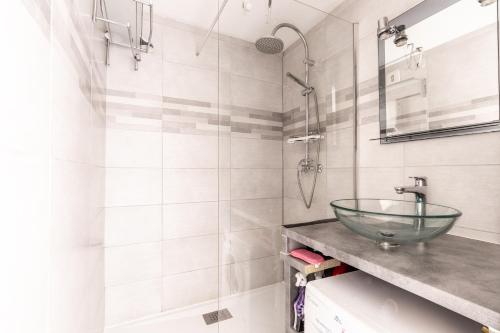 ein Badezimmer mit Waschbecken und Dusche in der Unterkunft 07 - Villa Sainte Marie, Vue golf in Pornic