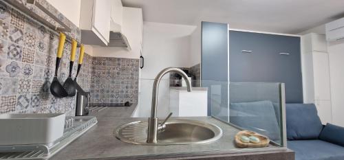 une cuisine avec un évier et un plan de travail dans l'établissement joli studio refait a neuf, à Bormes-les-Mimosas