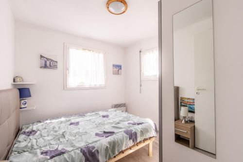 ein Schlafzimmer mit einem Bett und einem Fenster in der Unterkunft 07 - Villa Sainte Marie, Vue golf in Pornic