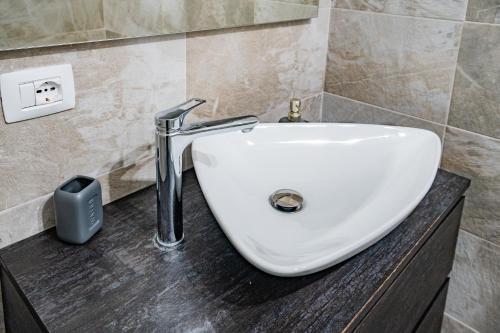 a white sink sitting on a counter in a bathroom at La Perla sul Lago in Pescate
