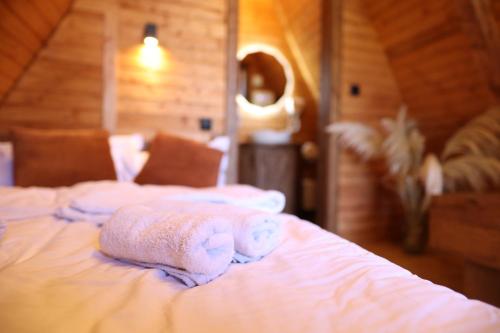 a group of towels sitting on top of a bed at Magareće Mleko Eko Farma Sisevac Wellness&Spa in Paraćin