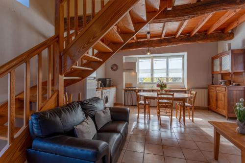 un salon avec un canapé et une table dans l'établissement Gite La Bergerie près de Lourdes, à Adé