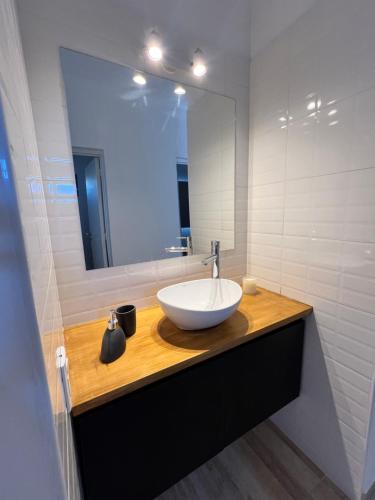Un baño con un lavabo blanco y un espejo. en Dos Cumbres, en Ciudad Lujan de Cuyo