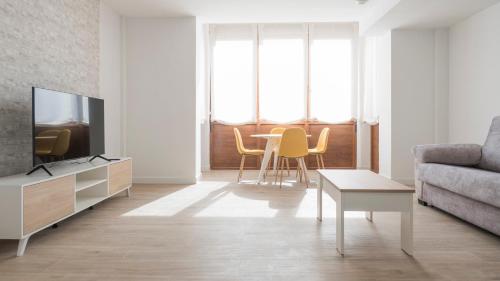 Μια τηλεόραση ή/και κέντρο ψυχαγωγίας στο GM Toledo Apartamentos by Toledo AP