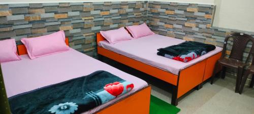 Postel nebo postele na pokoji v ubytování Laxmimangal homestay