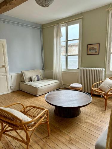 un salon avec une table basse et un canapé dans l'établissement La Montpensier - maison dans le centre ville d'Eu, à Eu