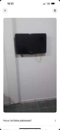 a picture of a tv on a wall at Quitinete Próximo a UFU in Uberlândia