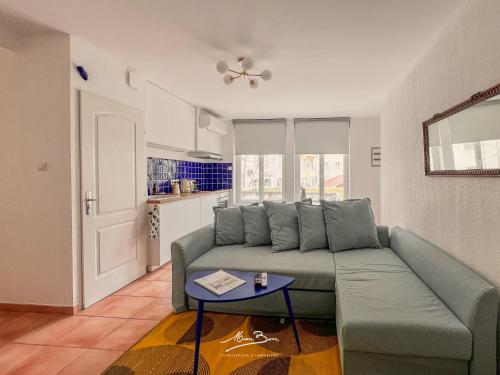 un salon avec un canapé vert et une table dans l'établissement La Terrasso Sauna à Toulon - Parking privé - 6 couchages, à Toulon