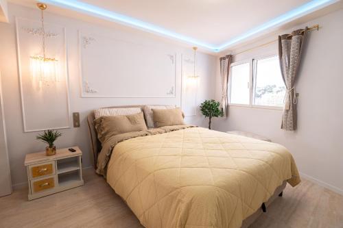 une chambre avec un grand lit et une fenêtre dans l'établissement 2-bedroom luxurious apartment with balcony and parking, à Cannes
