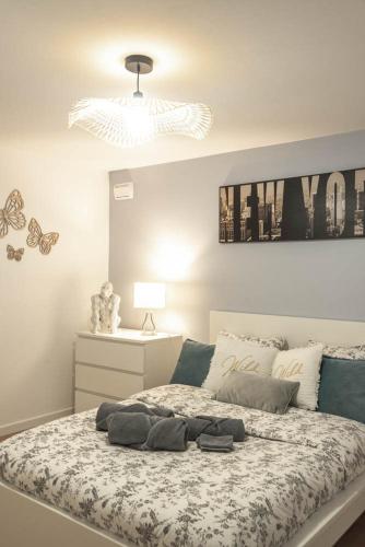 a bedroom with a large bed with a butterflyigunigunigun at Le Flav - Charmant appartement à 10 mn de Dijon in Flavignerot