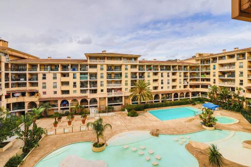 - une vue aérienne sur un grand immeuble avec piscine dans l'établissement Le Cannes Beach 408 - cosy avec balcon & piscine, à Cannes