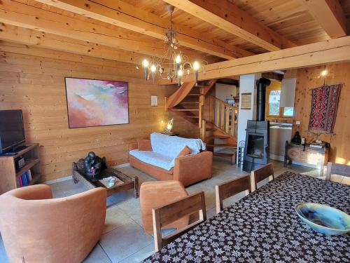 un salon avec un canapé et un escalier dans l'établissement Chalet avec SPA, 6 Couchages, Terrasse Sud & Confort à Saint-Michel-de-Chaillol - FR-1-393-7, à Saint-Michel-de-Chaillol