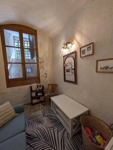 un salon avec un canapé et une table dans l'établissement Le Donjon Beauvoir - appartement insolite au centre de Blois, à Blois