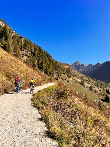 a group of people riding bikes down a dirt road at BoTép ai Tigli in San Pellegrino Terme