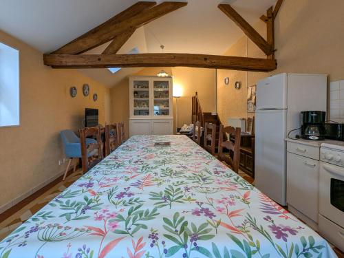 - une cuisine avec un grand lit dans une chambre dans l'établissement Gîte entre Touraine et Berry, bordé de rivière, près du parc animalier et station thermale - FR-1-591-67, à Martizay