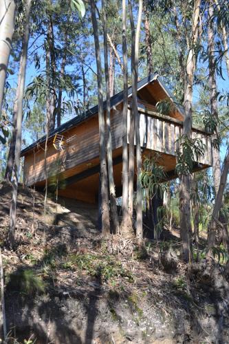 a wooden cabin in the middle of some trees at MountView in Alenquer