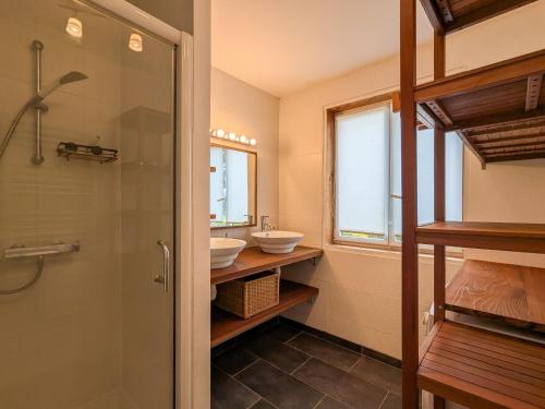 Ένα μπάνιο στο Gîte en Berry au cœur du Parc Naturel avec jardin et parking, 3 chambres, cheminée - FR-1-591-157
