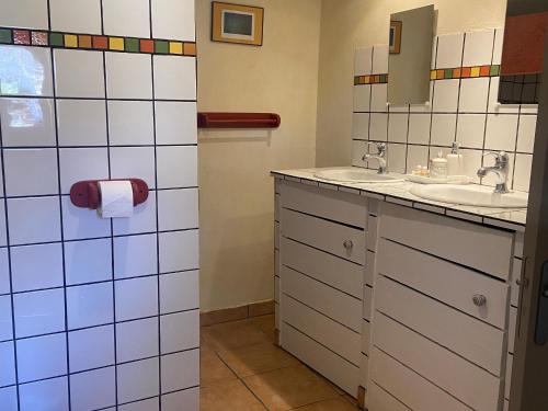 Ένα μπάνιο στο Gîte de charme avec piscine au cœur de la Brenne, idéal pour nature et détente - FR-1-591-288