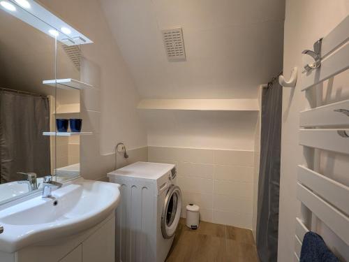 Koupelna v ubytování Charmante maison avec piscine en Brenne – 2 ch, jardin, draps et ménage inclus - FR-1-591-315