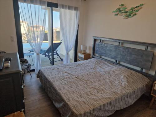 une chambre avec un lit et une vue sur l'océan dans l'établissement Villa vue mer, montagne piscine, à La Gondière