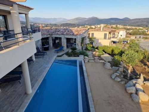 une maison avec une piscine à côté d'un bâtiment dans l'établissement Villa vue mer, montagne piscine, à La Gondière