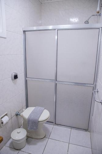 Bilik mandi di Hospedagem Vila Suiça Centro