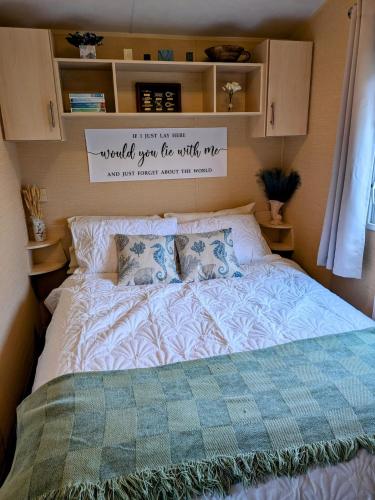 Katil atau katil-katil dalam bilik di Aurora on the Dunes- Cozy Coastal Retreat with Scenic Views