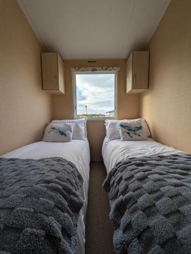 Katil atau katil-katil dalam bilik di Aurora on the Dunes- Cozy Coastal Retreat with Scenic Views