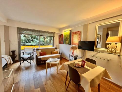 un salon avec un canapé et une salle à manger dans l'établissement Rouaze by Welcome to Cannes, à Cannes