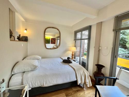 une chambre avec un lit et un miroir dans l'établissement Rouaze by Welcome to Cannes, à Cannes