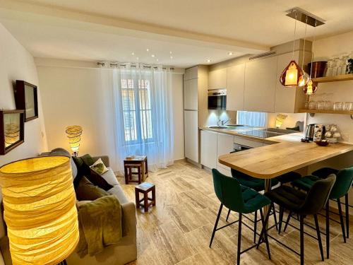 un salon et une cuisine avec un canapé et une table dans l'établissement Riviera Cottage, à Antibes