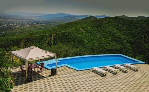 Nespecifikovaný výhled na hory nebo výhled na hory při pohledu z hotelu