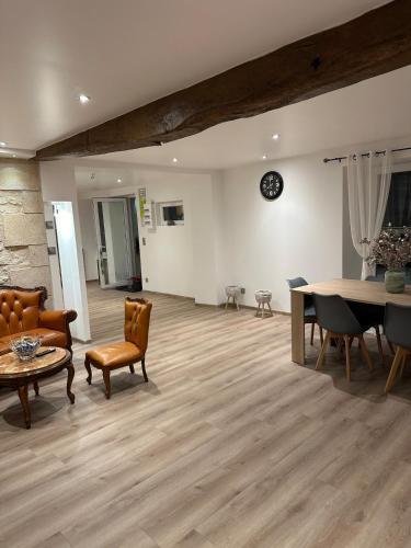 un grand salon avec une table et des chaises dans l'établissement maison la roche posay, à La Roche-Posay