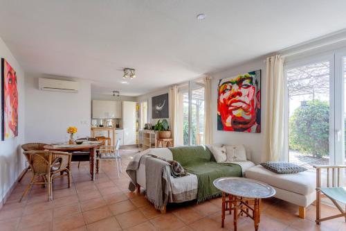 un salon avec un canapé et une table dans l'établissement Villa Grenadine - Climatisée avec piscine, à Uzès