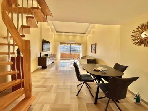 une salle à manger avec une table et des chaises dans l'établissement Astoria luxury apartment- 3 bathrooms, à Cannes